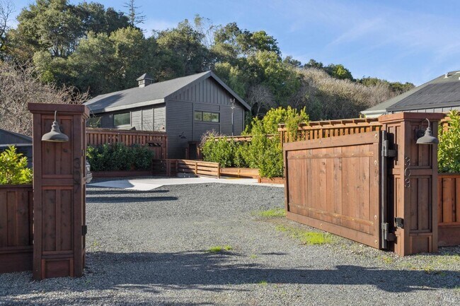 Building Photo - 307 Bodega Ave