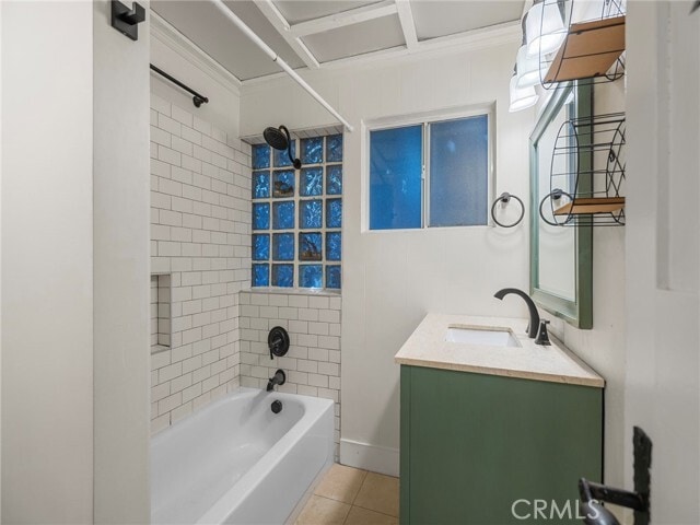 Building Photo - 2624 E 8th St