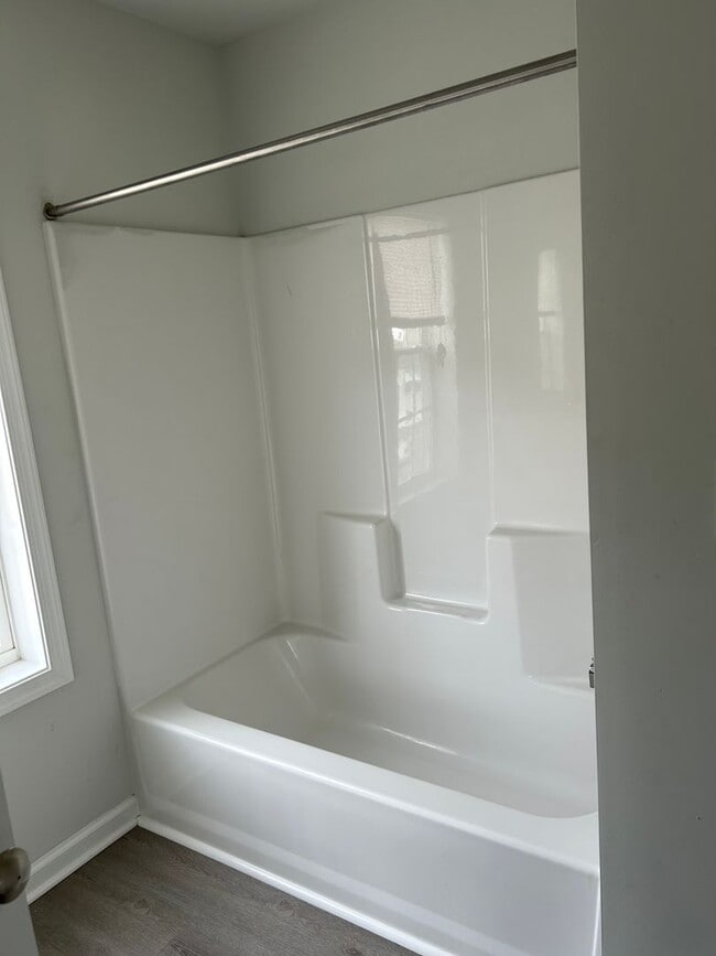 Building Photo - Like new 3 bedroom 2.5 bath townhouse