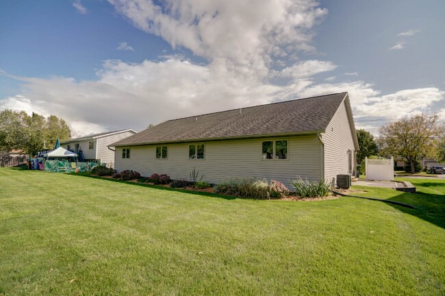 Building Photo - 4544 Windsor Rd