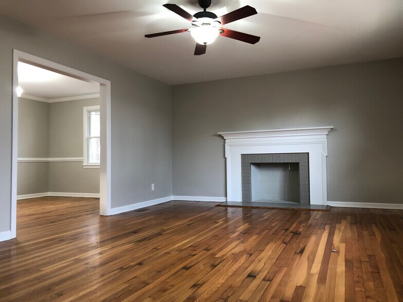 Living Room - 3220 Glenview Ave