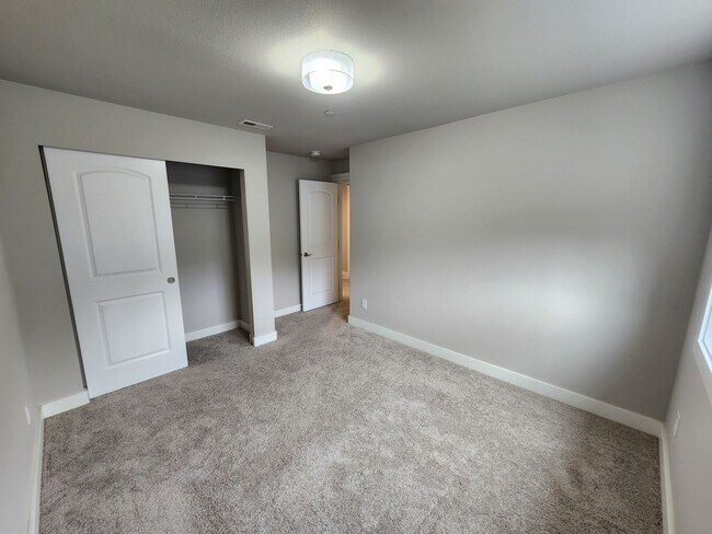 Building Photo - Large Spacious 4 Bed Home