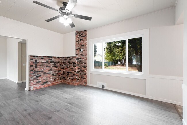 Building Photo - Beautifully Renovated 4-Bedroom Farmhouse on Large Corner Lot in the Heart of Sublimity - Water/S...