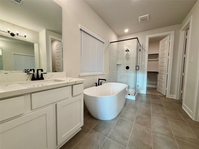 Building Photo - 1111 Luna Dr