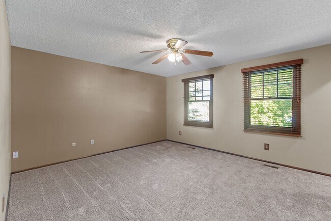 Building Photo - 4 bed, 2 bath, large yard available in Woo...