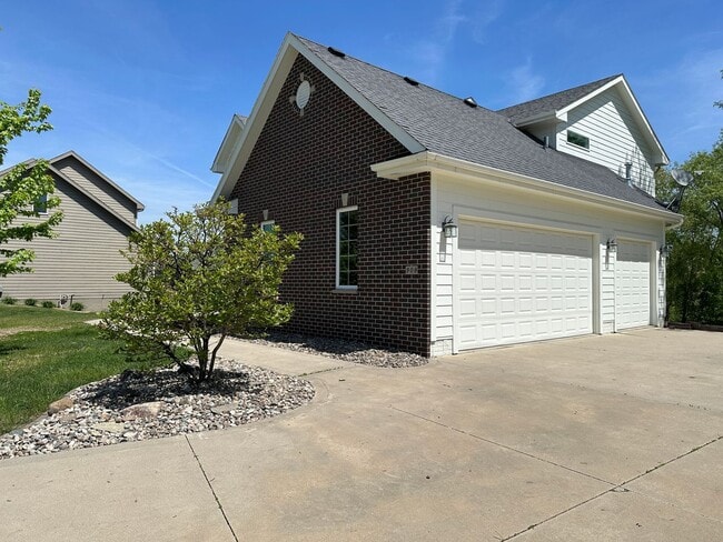 Building Photo - Astonishing 5 bedroom 3.5 Bath Home