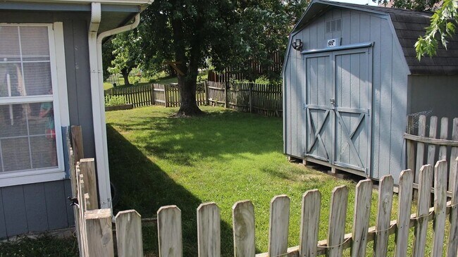 Building Photo - 1005 Weschester Ct