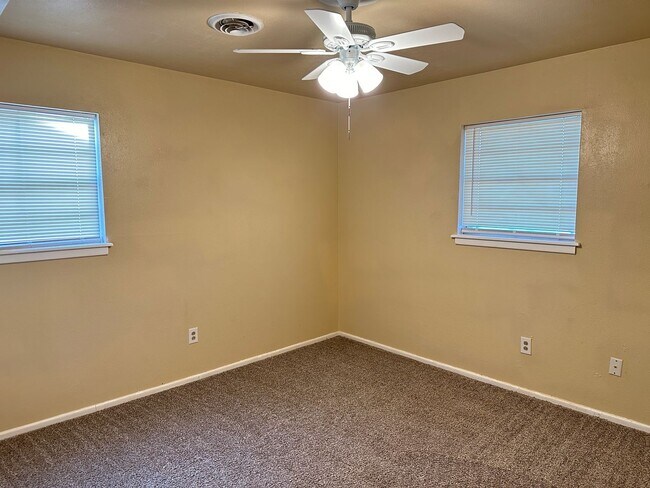 Building Photo - Super cute 3 bed, 2 bath!!