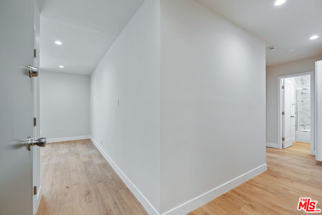 Building Photo - 2232 W 24th St