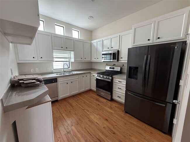 Building Photo - 8715 Meadowcroft Dr