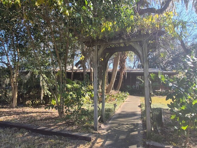 Building Photo - Cabin living in the suburbs