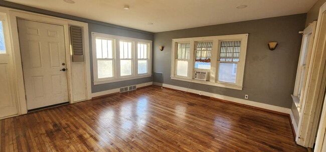 Building Photo - 3/4 bed 1 bath home