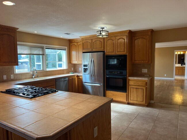 Building Photo - Welcome to this charming 2-bedroom, 2-bathroom home!