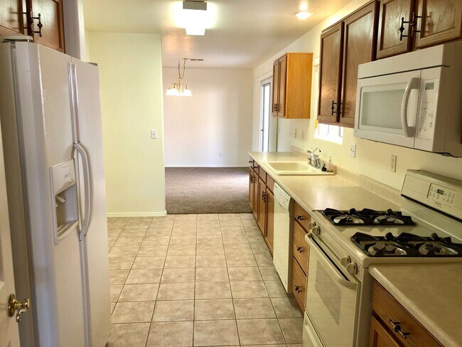 Building Photo - Beautiful 2 Bedroom, 2 bathroom Home in El Camino Village!