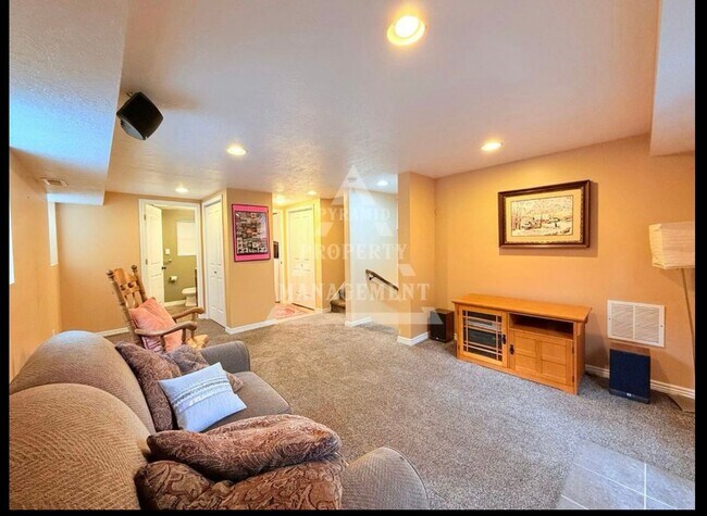 Building Photo - Beautiful Millcreek Home!