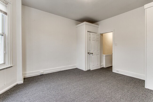 Building Photo - Updated 4 Bed, 2 Bath in Oakland - Close t...