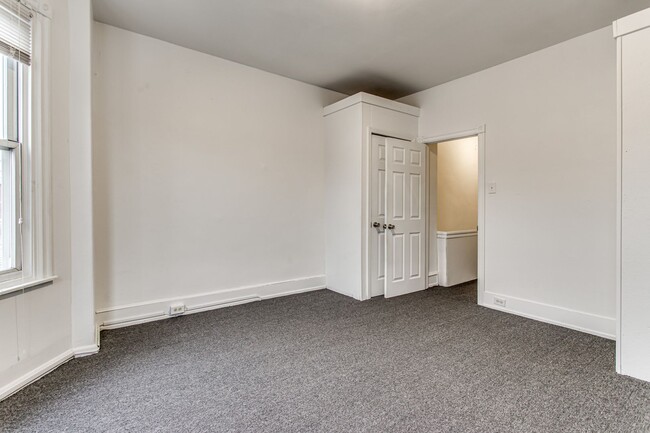 Building Photo - Updated 4 Bedroom 2 Bathroom (Oakland)