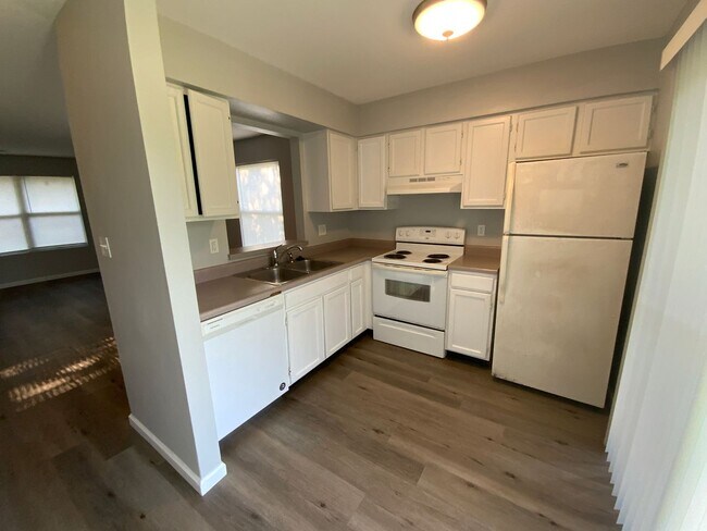 Building Photo - 4623-4623 W Bainbridge Dr