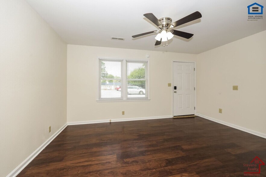 Building Photo - 702 Couch St