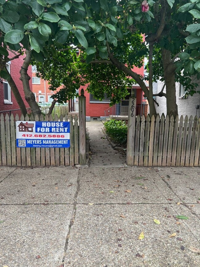 Building Photo - 2206 Sarah St