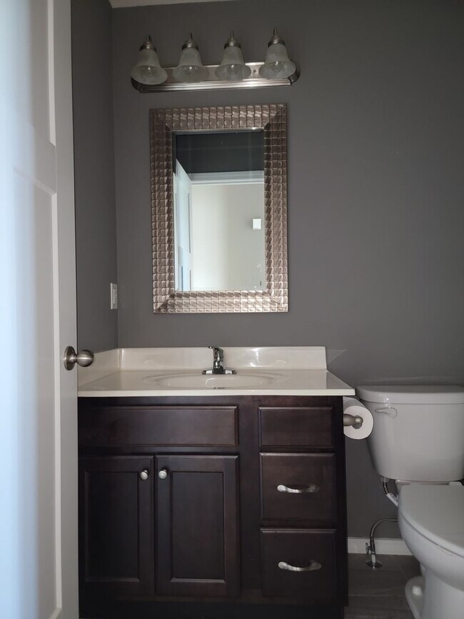 Building Photo - Beautiful & Spacious 3 Bedroom, 2 Bathroom...