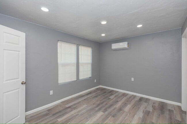 Building Photo - Redone 2/1