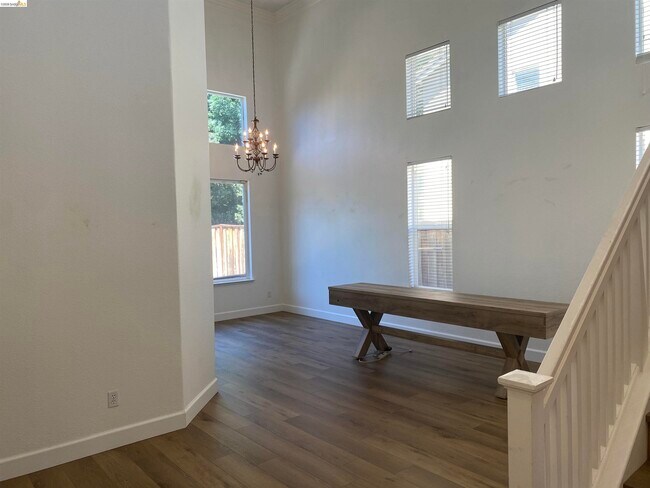 Building Photo - 1417 Solana Dr