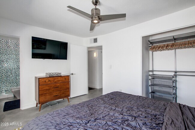 Building Photo - 7034 E Wilshire Dr