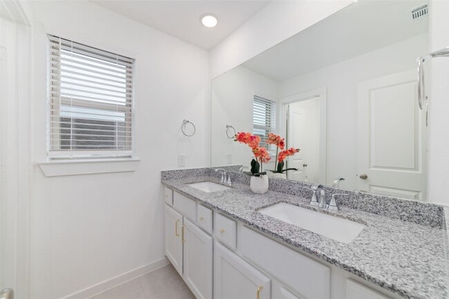 Building Photo - 925 Crystal Bnd Ln