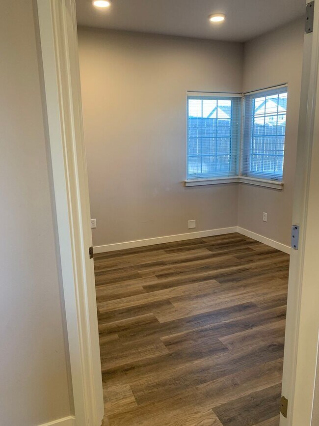 Building Photo - Great New Lava Ct Apartments!