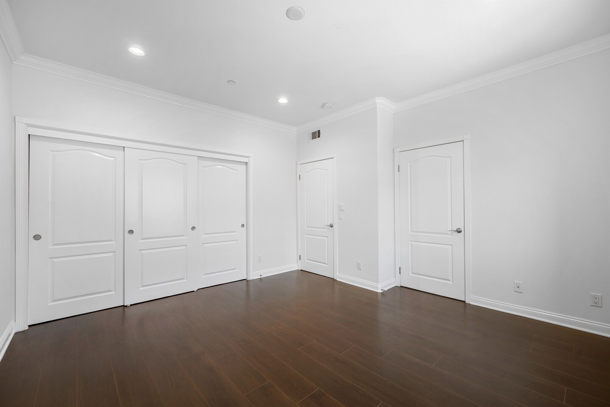 Building Photo - 540 E Angeleno Ave