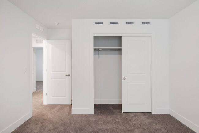 Building Photo - Move-In Ready Elegance - 4 Bedrooms! Pet Fridley!