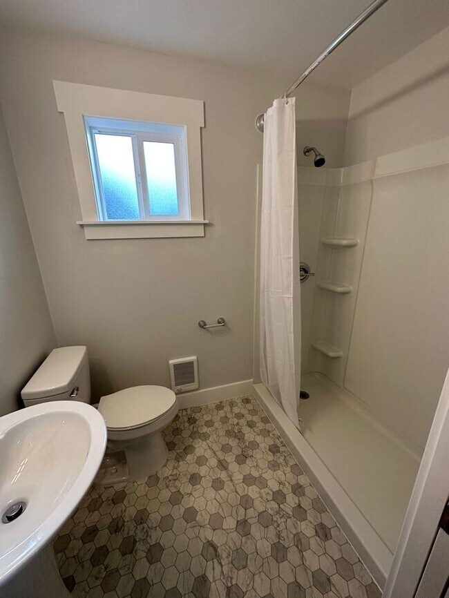 Building Photo - Beautifully remodeled 3 Bedroom 1 3/4 bath Home in Tacoma!