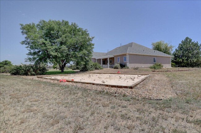 Building Photo - Amazing Custom Ranch with Privacy and Spra...