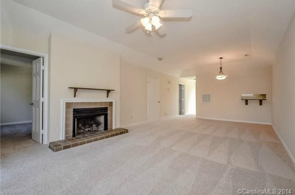 Dining Area - 300 E Park Ave