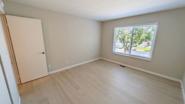 Building Photo - Modern Alameda Townhouse with Resort Style Amenities