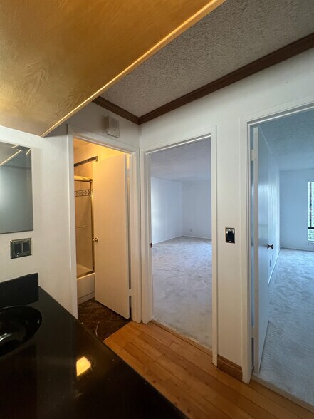 Building Photo - 2 Commodore Dr