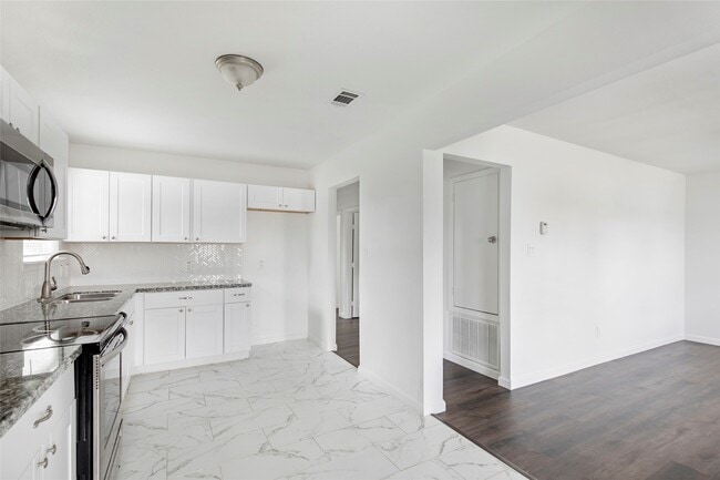 Building Photo - 6721 Madrid St