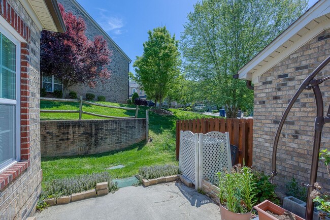 Building Photo - 3 Bedroom, 3 Bathroom Winston Salem Townhome