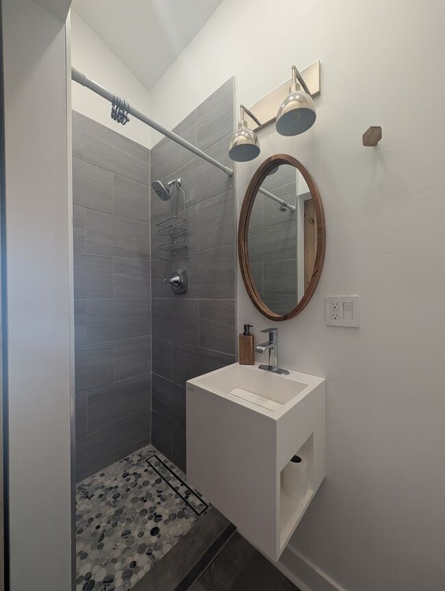 Building Photo - Beautifully Renovated 2 Bedroom in Oceanside!