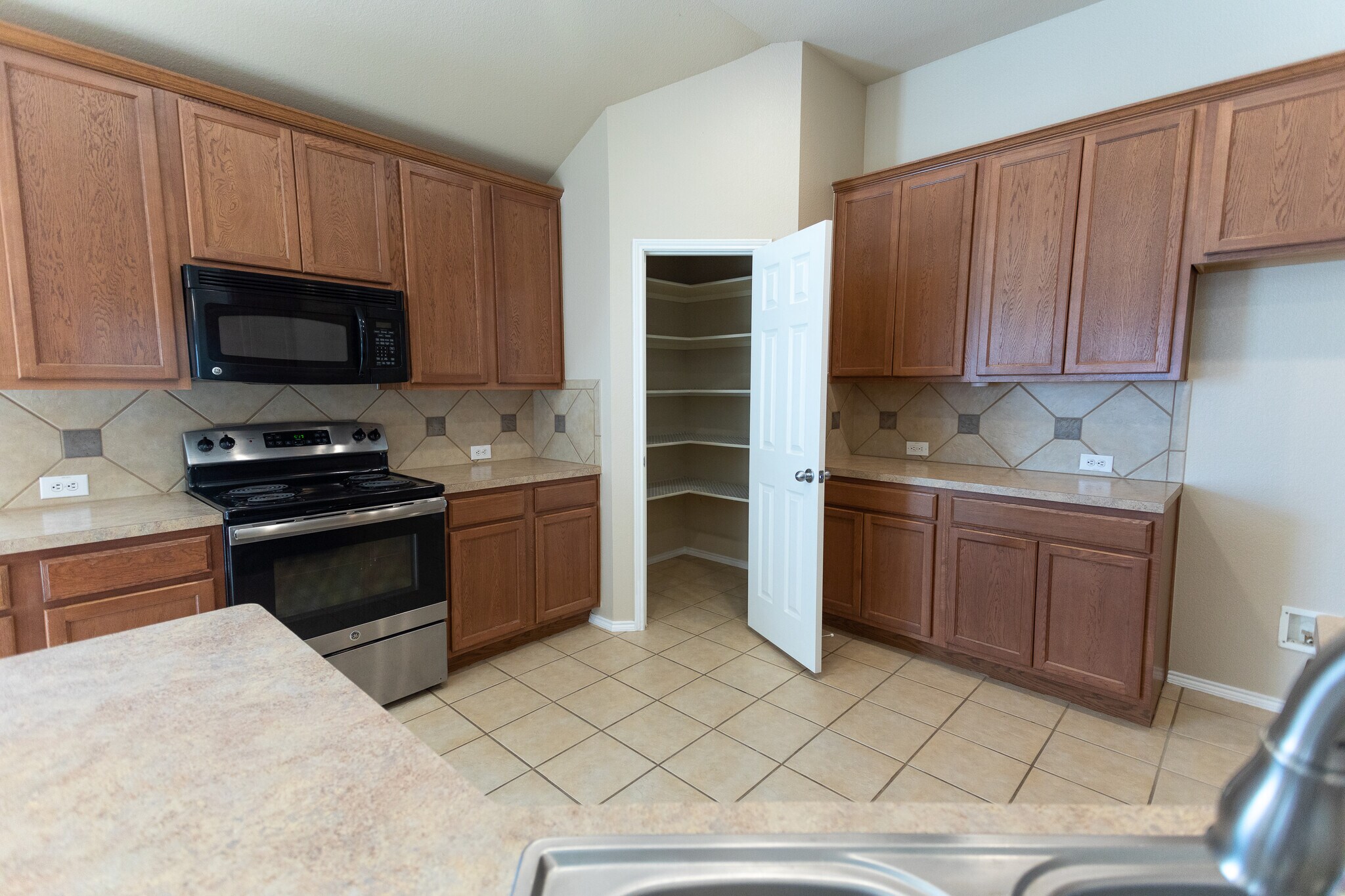 Kitchen with walk-in pantry - 500 Promise Creek Drive