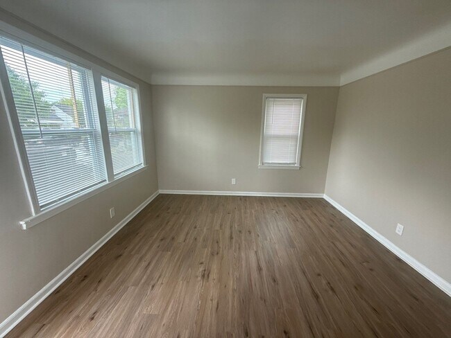 Building Photo - Freshly Renovated 3-Bedroom Home – Quality...