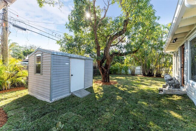 Building Photo - 3965 SW 60th Ct