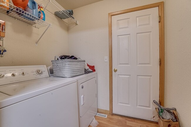 Building Photo - Spacious 3 Bed, 3 1/2 Bath Townhome in Northwest Fort Collins!