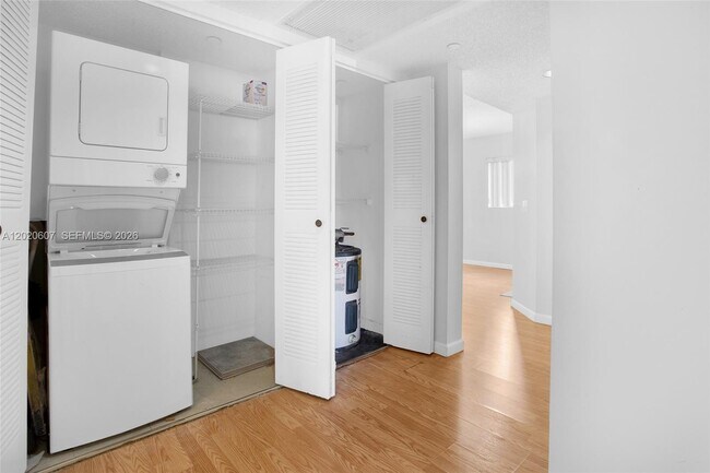 Building Photo - 900 SW 142nd Ave