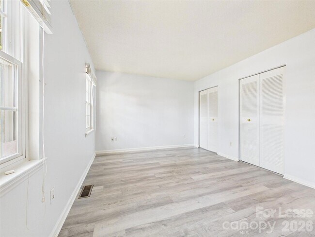 Building Photo - 8811 Hunter Ridge Dr