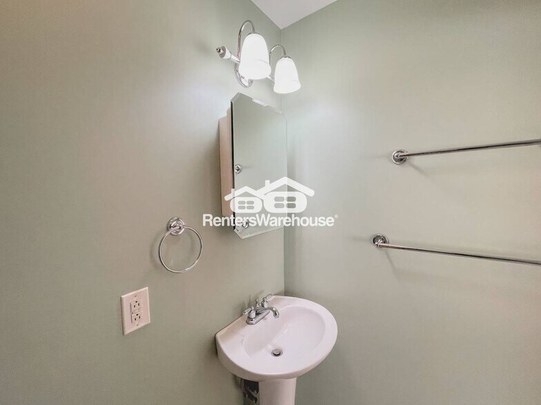 Building Photo - 4940 Erskine St