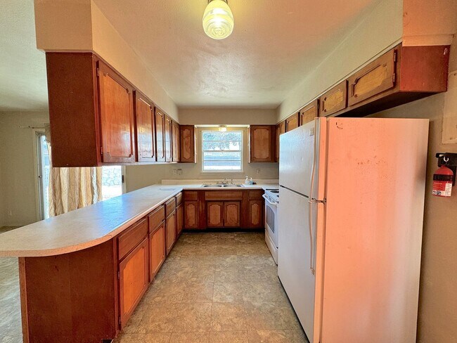Building Photo - East El Paso 4 bed Refrig A/C