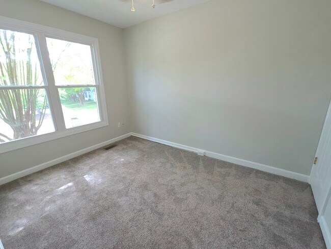 Building Photo - Move in Ready 3 Bedroom Townhouse in Yorktown!