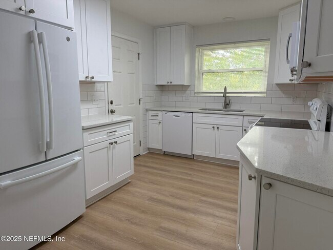 Building Photo - 3859 Via De La Reina